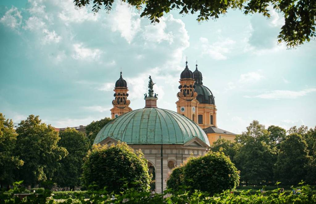 dianatempel mit theatinerkirche im Hintergrund