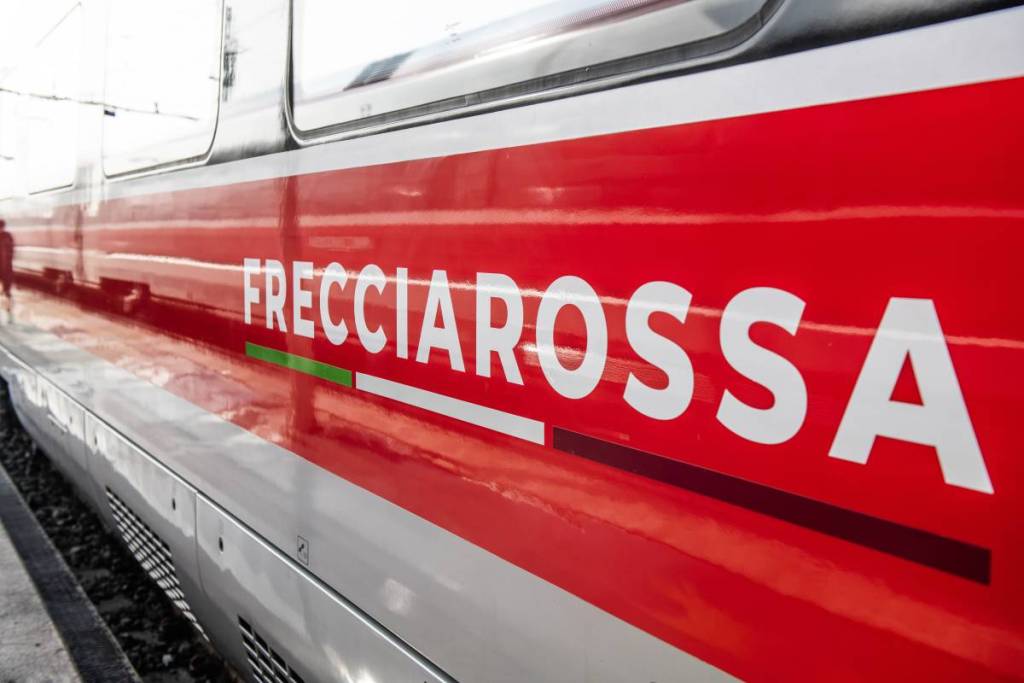 “Frecciarossa” lettering on a train