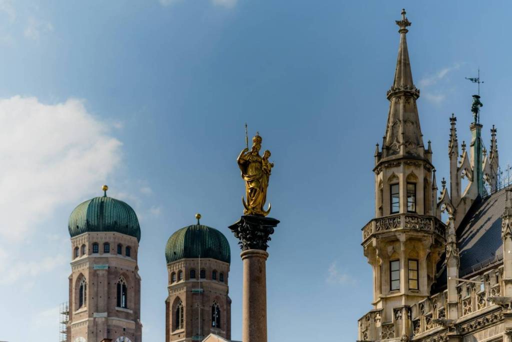 mariensäule, neues rathaus und türme der frauenkirche in münchen