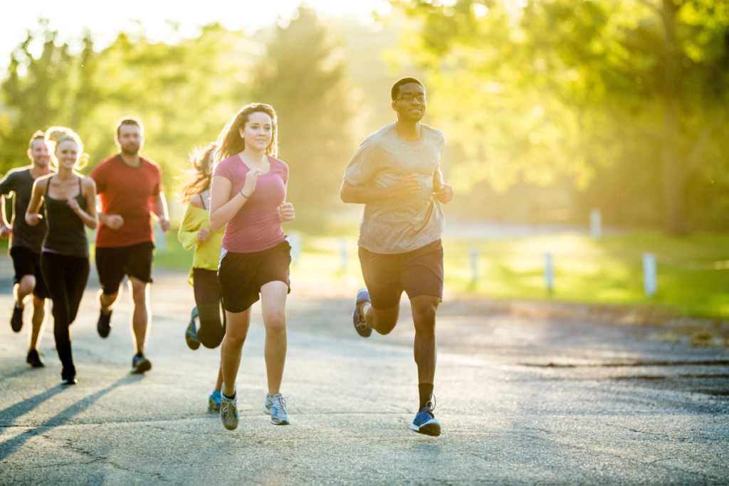 Eine Gruppe joggt zusammen im Park