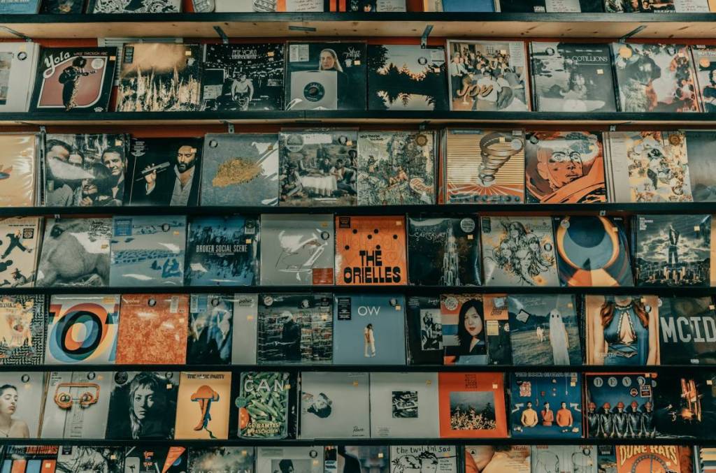 wand mit schallplatten