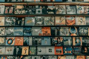 Schallplatten ab 1€: Dieser Second-Hand-Plattenladen in München ist mit 8.000 Vinyls und 25.000 CDs ein Paradies für Musikfans