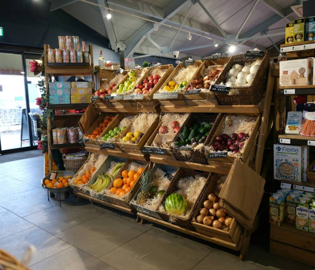 obst und gemüse in einem biomarkt