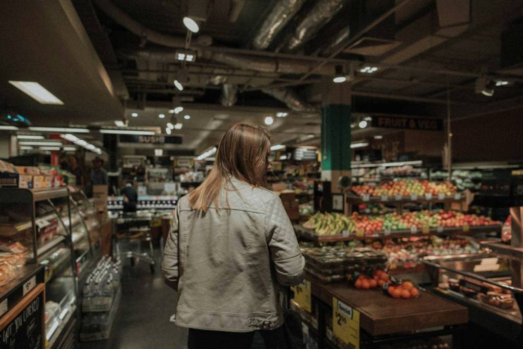 Frau im Supermarkt