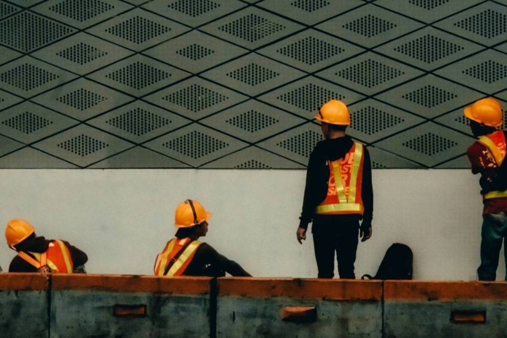 bauarbeiter auf einer baustelle