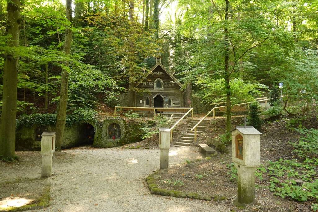 Im Münchner Süden versteckt sich am Ufer der Isar eine 160 Jahre alte Kapelle, unter der eine eigene kleine Quelle sprudelt