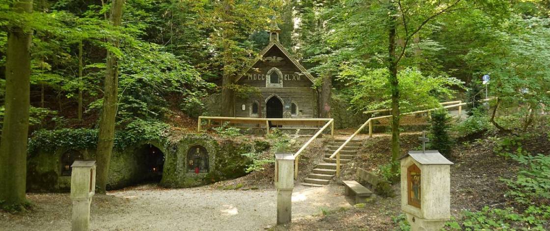 Im Münchner Süden versteckt sich am Ufer der Isar eine 160 Jahre alte Kapelle, unter der eine eigene kleine Quelle sprudelt