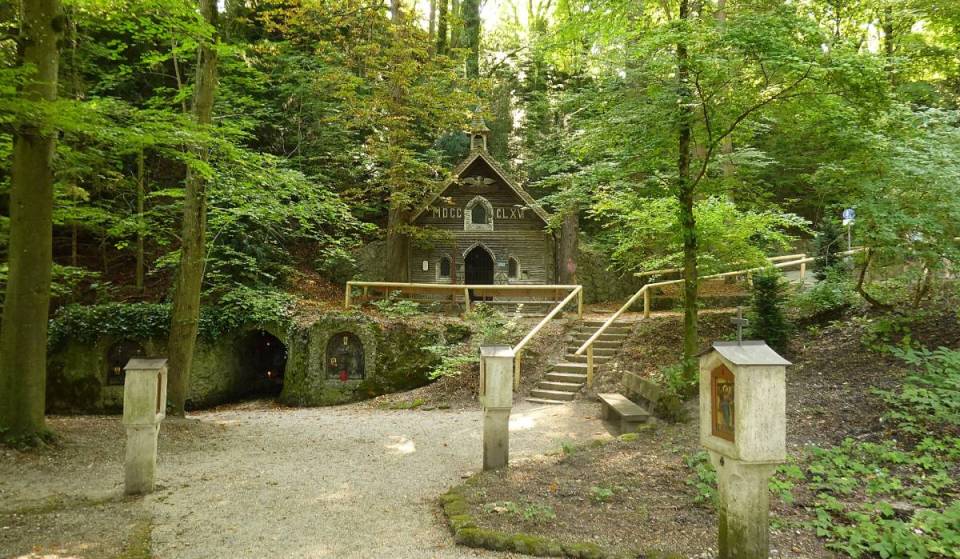 Im Münchner Süden versteckt sich am Ufer der Isar eine 160 Jahre alte Kapelle, unter der eine eigene kleine Quelle sprudelt