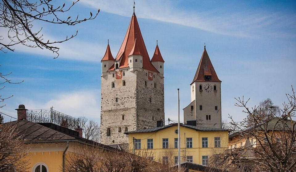 Nur 50 Minuten von München entfernt verbirgt dieser historische Markt eine Festung aus dem 12. Jahrhundert mit 42 Meter hohem Schlossturm und atemberaubenden Ausblicken