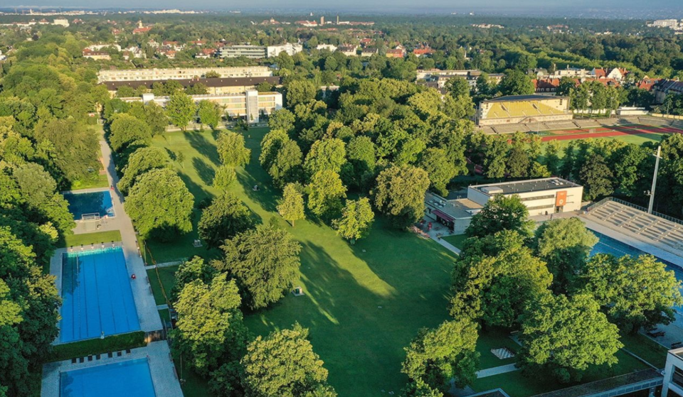 Schwimmen im beheizten Becken und Schlittschuhlaufen unter freiem Himmel: Dieser Ort in München bietet im Oktober ein ganz besonderes Extra ohne Aufpreis