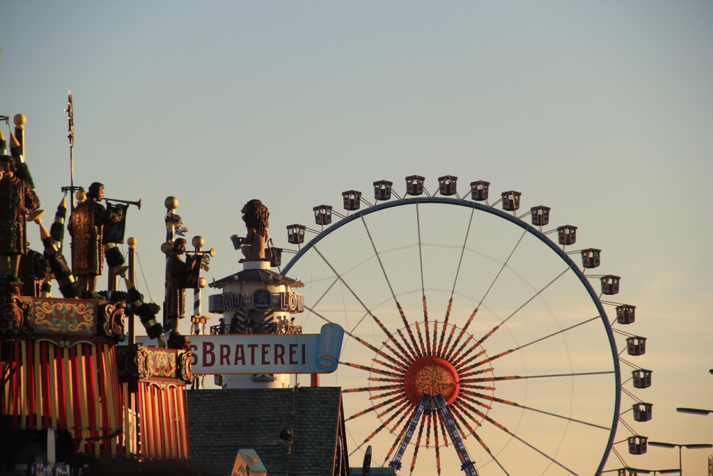 Riesenrad und Braterei auf dem Oktoberfest