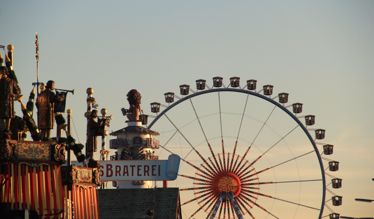 Historischer Besucherrekord auf der Wiesn 2026: 7,4 Millionen Menschen strömten auf die Theresienwiese, doch dieses internationale Volksfest zieht noch größere Massen an