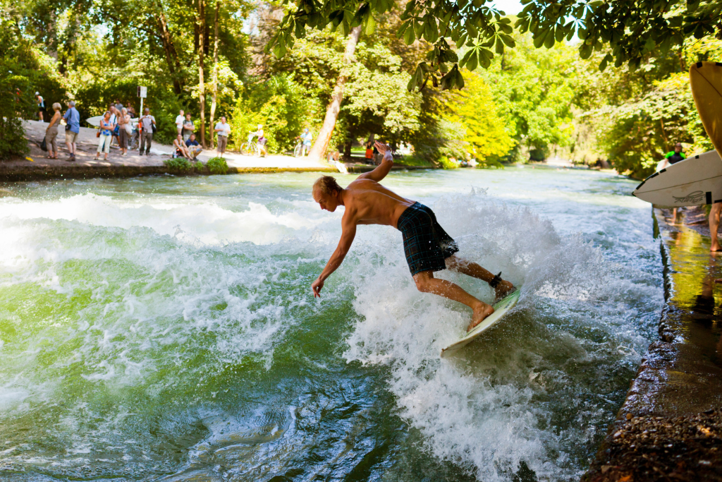 surfer auf der eisbachwelle