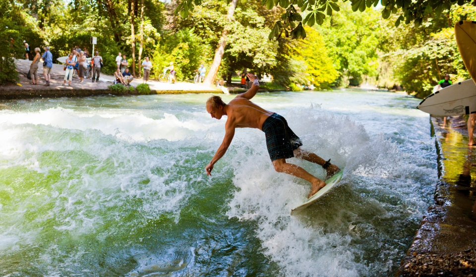 In den 1970ern installierte die Stadt München Betonblöcke zur Stromregulierung im Eisbach; 50 Jahre später ist das Ergebnis die berühmteste künstliche Surfwelle der Welt