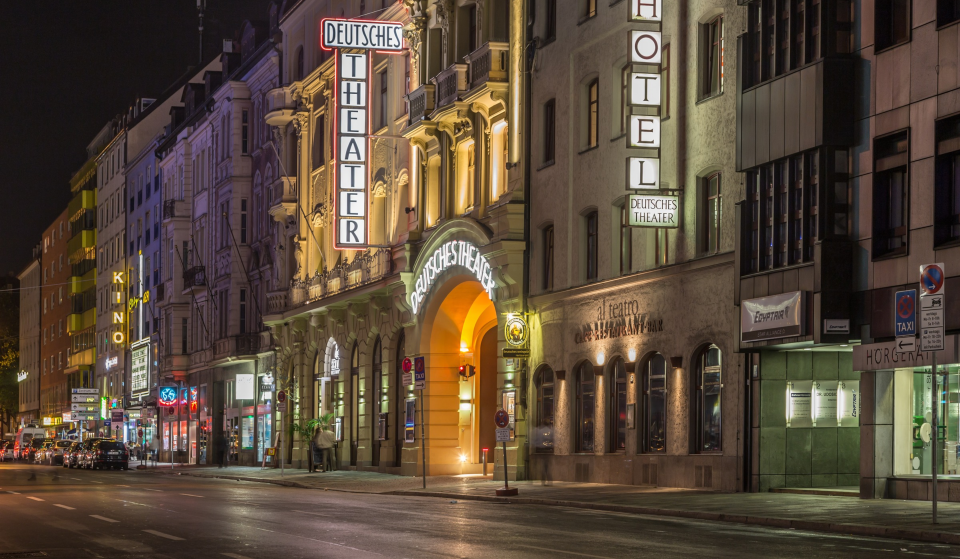 Im Jahr 1896 fiel der „Feenpalast“ beim Münchner Publikum durch; 130 Jahre später ist das Deutsche Theater mit 300 jährlichen Shows die zweitgrößte Spielstätte der Stadt