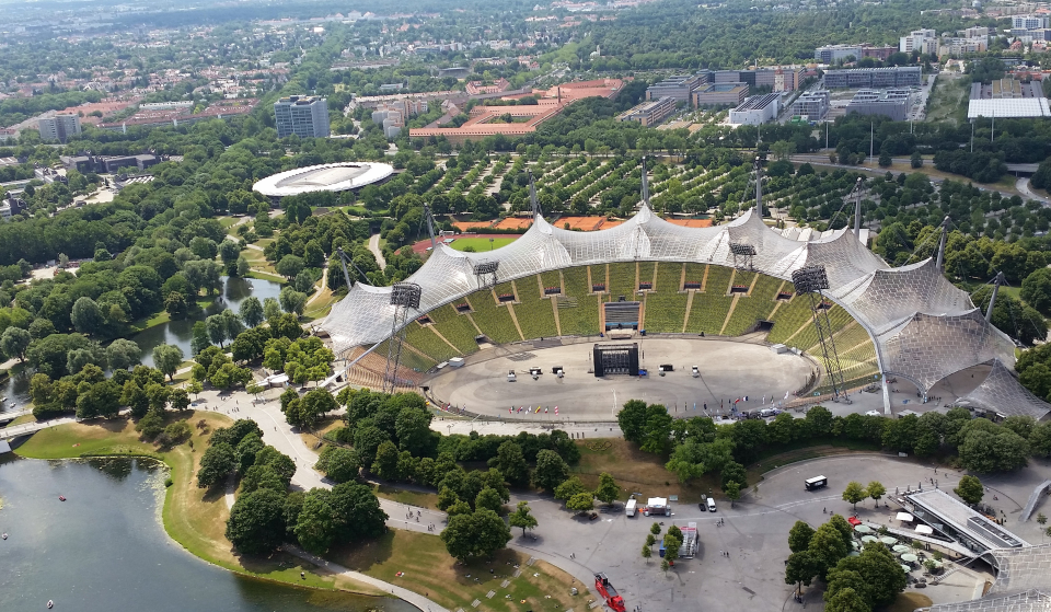 1982 spielten The Rolling Stones die ersten Open-Air-Konzerte jemals im Münchner Olympiastadion; 44 Jahre später wird die größte Bühne der Stadt für 300 Millionen Euro saniert
