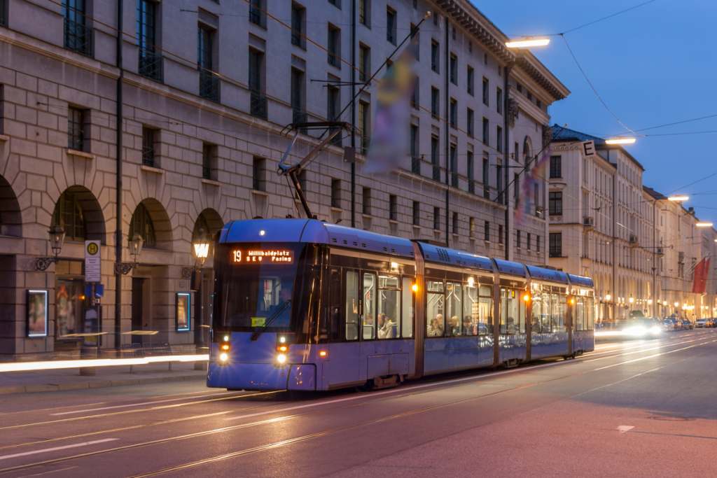 tram in münchen bei nacht