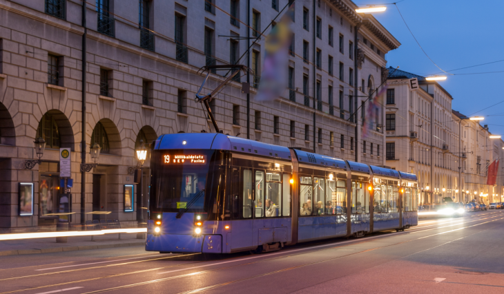 1876 zog ein Pferd die erste Tram durch München; 150 Jahre befördert sie täglich 348.000 Passagiere und feiert mit euch Jubiläum