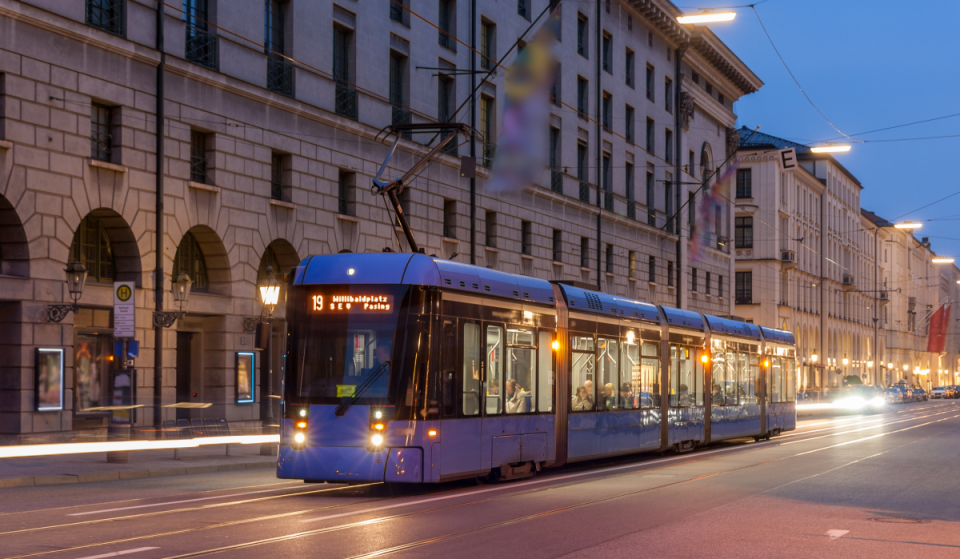 1876 zog ein Pferd die erste Tram durch München; 150 Jahre befördert sie täglich 348.000 Passagiere und feiert mit euch Jubiläum