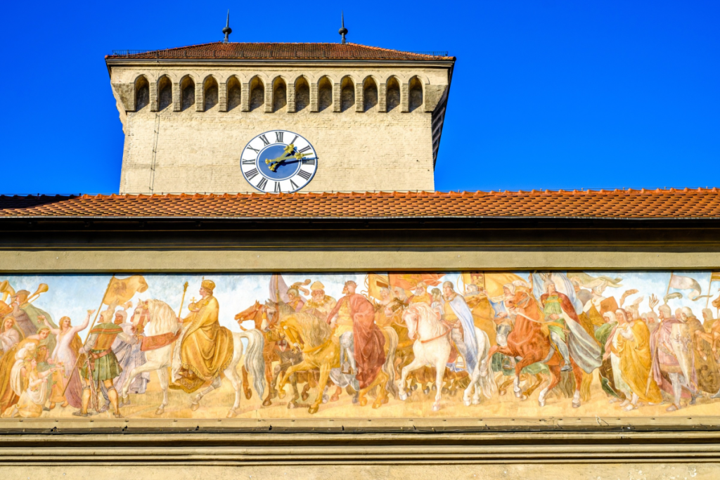 Isartor Uhr und Verzierungen in Nahaufnahme