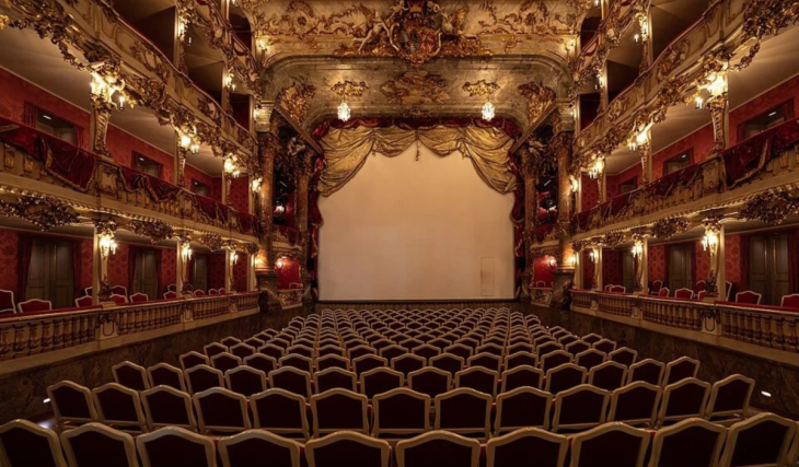1943 wurde dieses Münchner Rokoko-Theater in Einzelteilen gerettet; ein Jahr später war das Gebäude zerstört