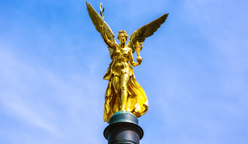 1981 drohte Münchens Friedensengel 32 Meter in die Tiefe zu stürzen; heute thront er wieder über einem der beliebtesten Sunset-Spots der Stadt – und ist eigentlich gar kein Engel