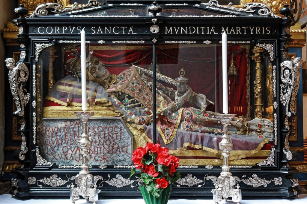 reliquie der heiligen munditia in ihrem Sarg