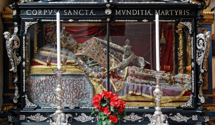 Triff Munditia: Die Reliquie einer Märtyrerin, die seit 1677 mitten in München in einem gläsernen Sarg zur Schau liegt und ledigen Frauen zur Liebe verhelfen soll