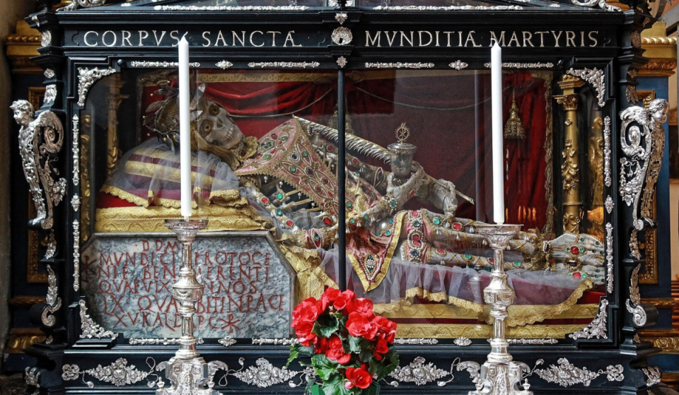 Triff Munditia: Die Reliquie einer Märtyrerin, die seit 1677 mitten in München in einem gläsernen Sarg zur Schau liegt und ledigen Frauen zur Liebe verhelfen soll