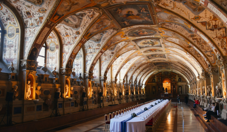 „Pomp und Pose“ bei der Residenzwoche: So glamourös feiert München den 300. Todestag von Kurfürst Max Emanuel mit Konzerten, Führungen und U30-Tickets für 10 Euro