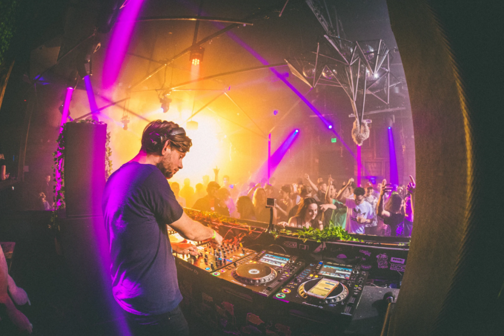 DJ legt in einem Nachtclub auf