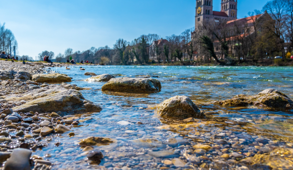 Im Jahr 2000 begann München damit, das betonierte Flussbett der Isar zurückzubauen; heute bahnt sich die Isar wieder ihren Weg durch München und wird als beliebtes Badeziel der Stadt gefeiert