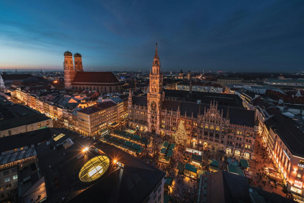 Christkindlmarkt München am Abend aus der Luftperspektive