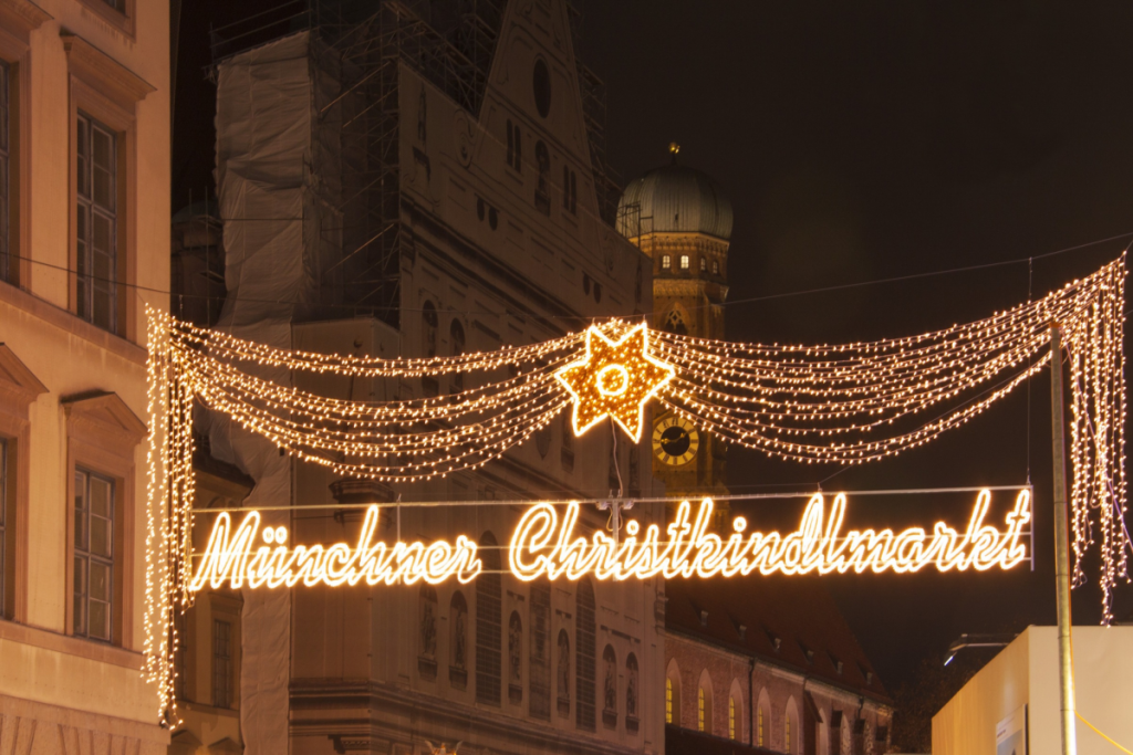 Schrift mit Christkindlmarkt München aus Lichterketten