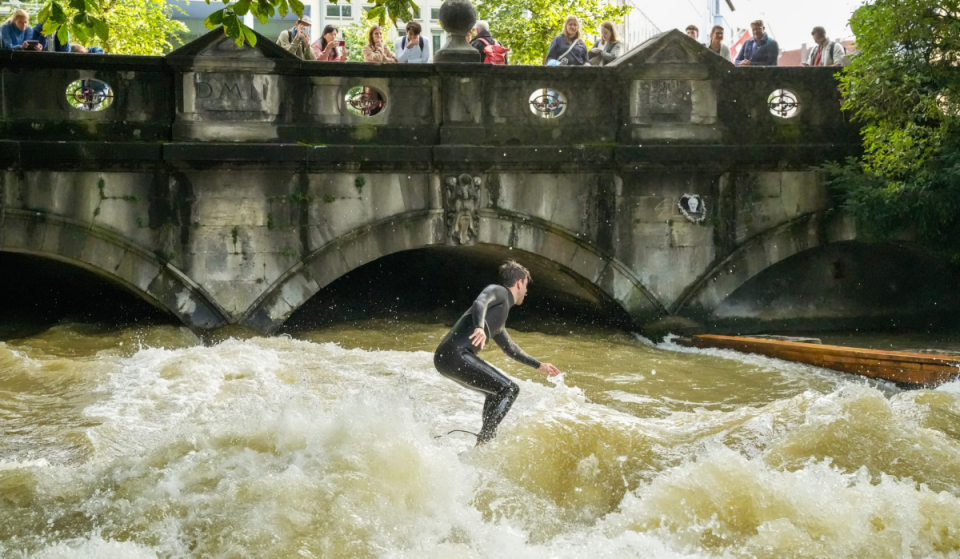 1971 rief dieser Münchner Student die deutsche Riversurfing-Kultur ins Leben; heute ist die Eisbachwelle ein weltberühmter Kult-Spot