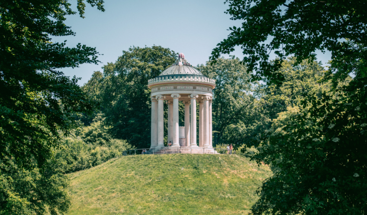 1792 öffnete der „Theodors Park“ für alle Bürger seine Pforten; heute ist die Anlage unter neuem Namen das grüne Herz Münchens – und sogar größer als der Central Park