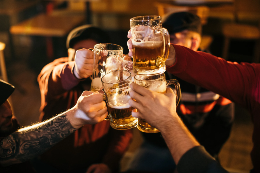 Anstoßen mit Bier