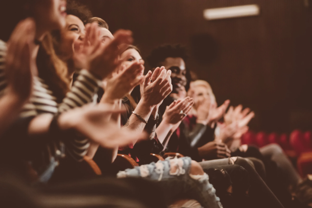 Zuschauer applaudieren im Theater
