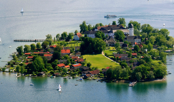 Im 19. Jahrhundert wurde das Gasthaus zur Linde zum Treffpunkt der Frauenwörther Künstlerkolonie; jetzt übernimmt ein neues Hoteliers-Paar die rund 600 Jahre alte Chiemsee-Institution