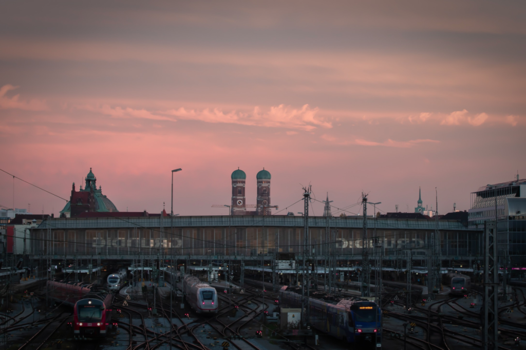 Hauptbahnhof München bei Sonnenuntergang
