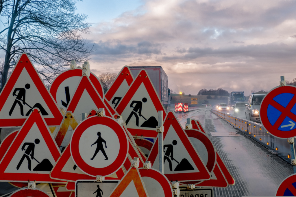 Schilder von Bauarbeiten auf der Straße