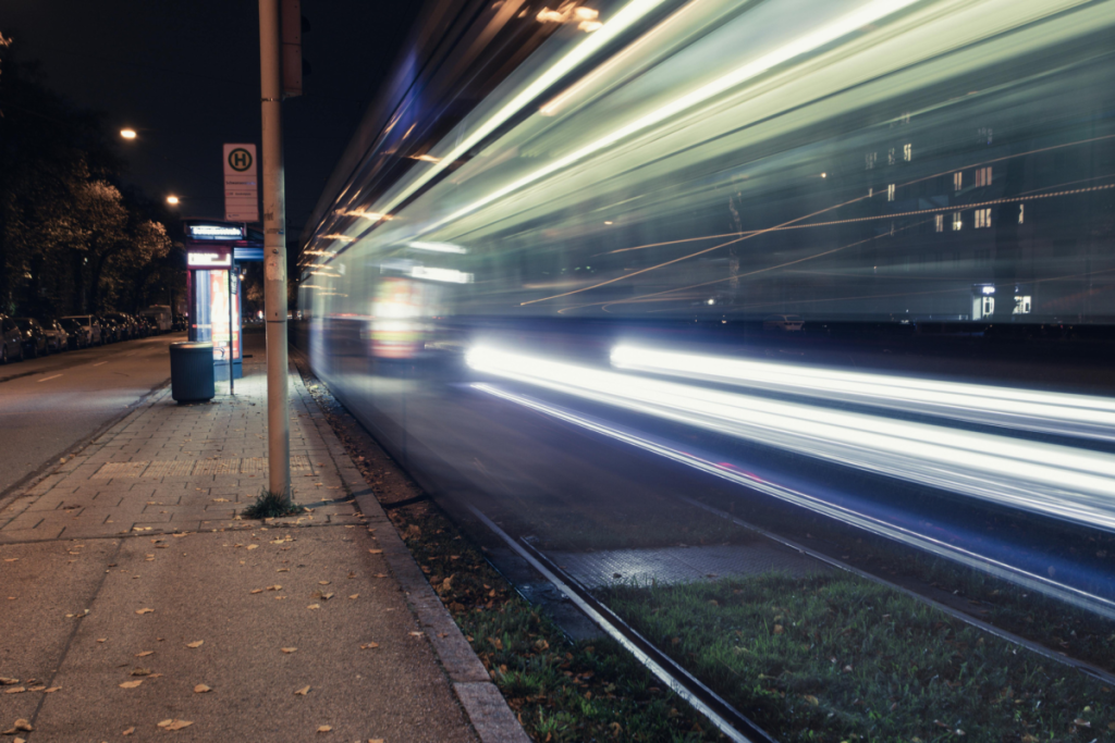 long exposure foto einer tram in münchen bei nacht