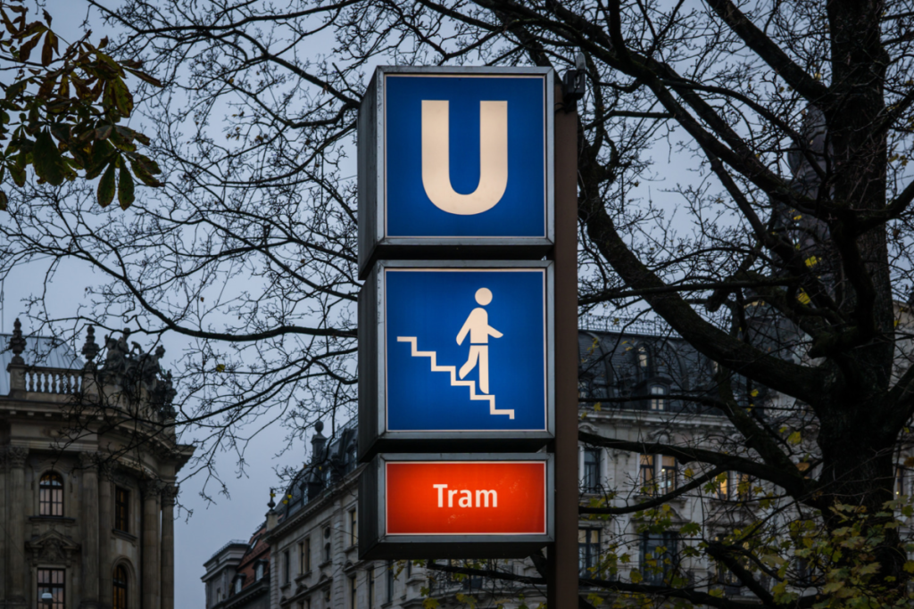 u-bahn und tram schild