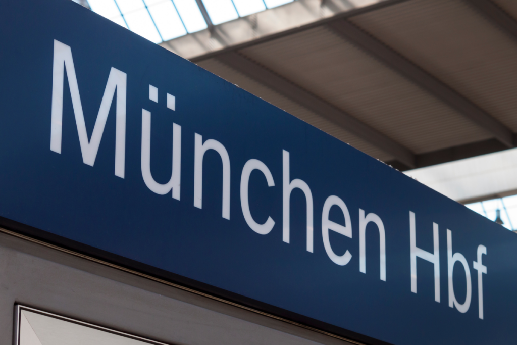 münchen hbf schild