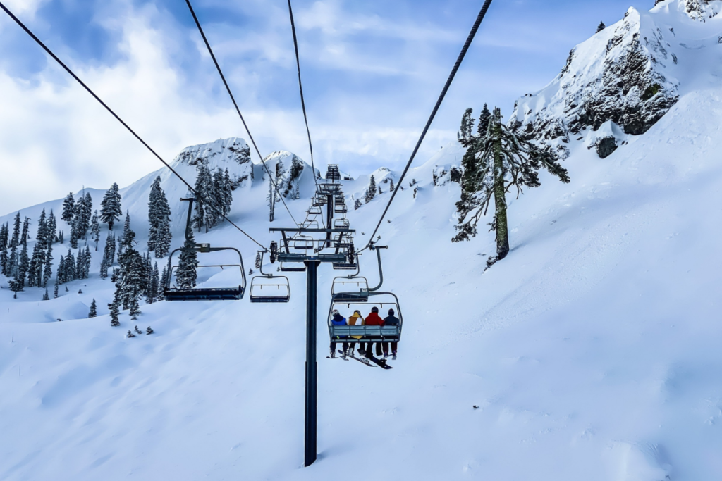 Skilift und verschneite Landschaft