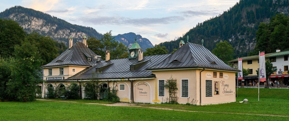 Im Jahr 1955 machte der erste Sissi-Film Romy Schneider über Nacht zum Weltstar; heute erinnert die weltweit erste Dauerausstellung am Königssee an ihre Kindheit in den bayerischen Bergen