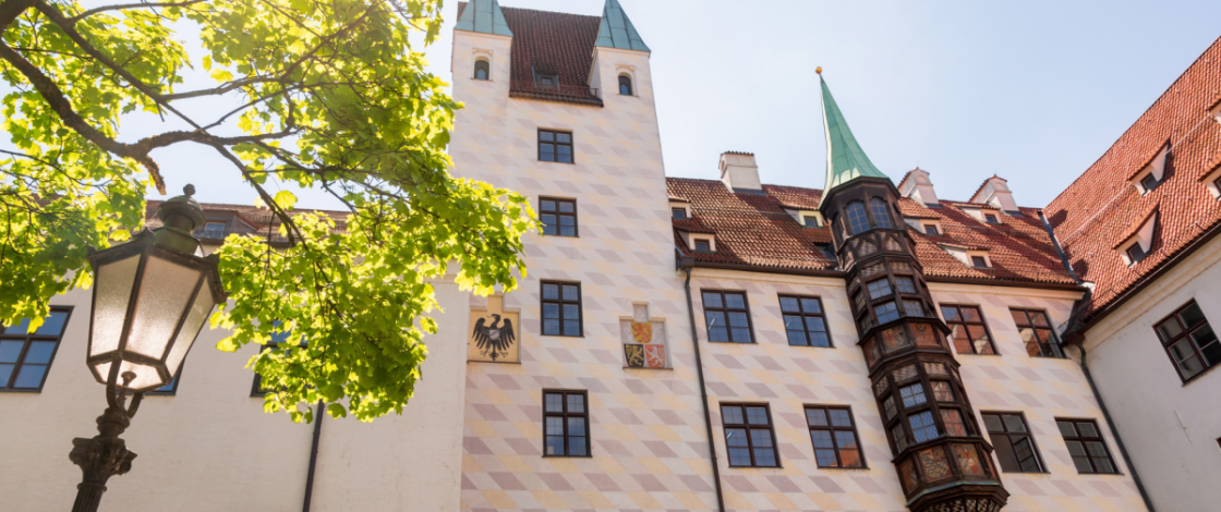 Im 13. Jahrhundert soll Kaiser Ludwig als Baby von einem Affen aus der Kaiserburg entführt worden sein; heuer feiert hier ein neuer Weihnachtsmarkt mit 100 m² großer Almhütte Premiere