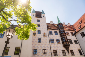Im 13. Jahrhundert soll Kaiser Ludwig als Baby von einem Affen aus der Kaiserburg entführt worden sein; heuer feiert hier ein neuer Weihnachtsmarkt mit 100 m² großer Almhütte Premiere