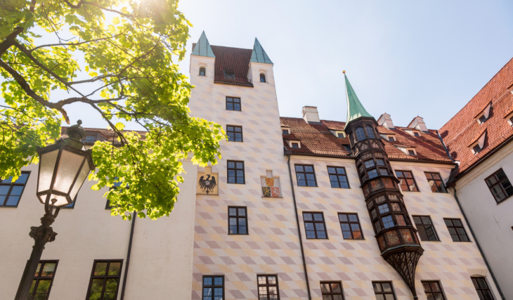 Im 13. Jahrhundert soll Kaiser Ludwig als Baby von einem Affen aus der Kaiserburg entführt worden sein; heuer feiert hier ein neuer Weihnachtsmarkt mit 100 m² großer Almhütte Premiere