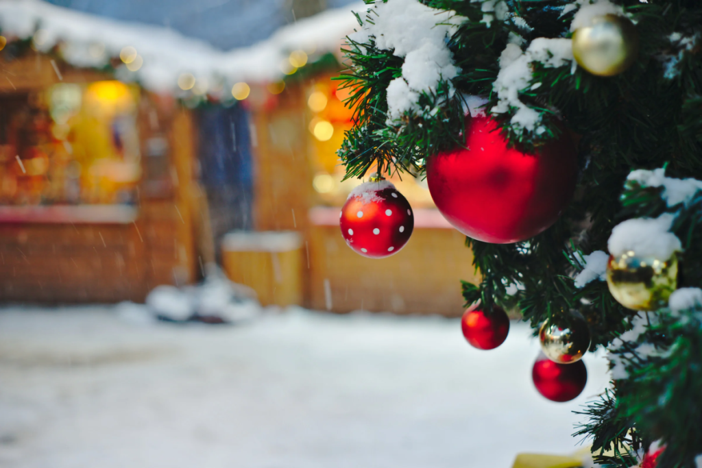 weihnachtsbaum am weihnachtsmarkt